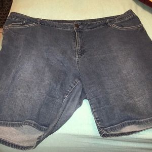 Bundle!  Avenue shorts and capris size 24